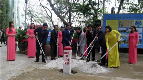 Các đại biểu cắm mốc giới Di tích Quốc gia đặc biệt – Danh thắng Ngũ Hành Sơn. Ảnh: Nguyễn Sơn - TTXVN Các đại biểu cắm mốc giới Di tích Quốc gia đặc biệt – Danh thắng Ngũ Hành Sơn. Ảnh: Nguyễn Sơn - TTXVN