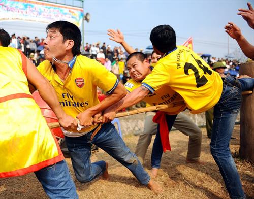 Nhã nhạc cung đình Huế - gia đình 4 đời của nghệ nhân ưu tú Lữ Hữu Thi 103 tuổi đang biểu diễn cùng với con, cháu, chắt tại nhà riêng Các thế hệ biểu diễn ở lễ hội đường phố tại liên hoan nghệ thuật dân gian Tây Nguyên lần thứ 3 năm 2016. Các liền anh liền chị đang biểu diễn quan họ nhân dịp Tết năm 2016 phục vụ cho các du khách thập phương về dự. Các thành viên CLB ca trù Thái Hà đang biểu diễn tại đền Quán Thánh. Ông Hiệu Cờ (Nguyễn Văn Sơn, sinh năm 1999) – tượng trưng cho Thánh Gióng biểu diễn đánh trận cuối cùng tại bãi cờ Soi Bia. CLB hát xoan làng cổ đình Hùng Lô, xã Hùng Lô, Phú Thọ đang biểu diễn phục vụ cho du khách nước ngoài tới nghe hát xoan. Lễ rước kiệu truyền thống và biểu diễn múa lân tại sân trung tâm trong lễ hội Đền Hùng nhân dịp giỗ tổ Hùng Vương. Đờn ca tài tử Nam Bộ luôn sống mãi với thời gian. Trong ảnh là các nghệ nhân tỉnh Long An đang biểu diễn phục vụ người dân địa phương. Các thành viên dân ca ví giặm phường nón xã Phù Việt huyện Thạch Hà tỉnh Hà Tĩnh vừa làm nón vừa hát giao duyên với bài “thử long chung thủy”. Các vận động viên môn kéo song đang tập trung cao độ khi thi đấu quyết giành phần thắng về đội của minh. Thực hành tín ngưỡng thờ Mẫu