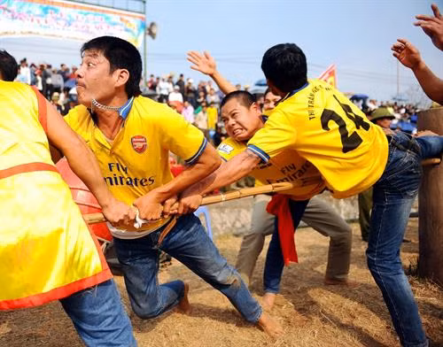 Nhã nhạc cung đình Huế - gia đình 4 đời của nghệ nhân ưu tú Lữ Hữu Thi 103 tuổi đang biểu diễn cùng với con, cháu, chắt tại nhà riêng Các thế hệ biểu diễn ở lễ hội đường phố tại liên hoan nghệ thuật dân gian Tây Nguyên lần thứ 3 năm 2016. Các liền anh liền chị đang biểu diễn quan họ nhân dịp Tết năm 2016 phục vụ cho các du khách thập phương về dự. Các thành viên CLB ca trù Thái Hà đang biểu diễn tại đền Quán Thánh. Ông Hiệu Cờ (Nguyễn Văn Sơn, sinh năm 1999) – tượng trưng cho Thánh Gióng biểu diễn đánh trận cuối cùng tại bãi cờ Soi Bia. CLB hát xoan làng cổ đình Hùng Lô, xã Hùng Lô, Phú Thọ đang biểu diễn phục vụ cho du khách nước ngoài tới nghe hát xoan. Lễ rước kiệu truyền thống và biểu diễn múa lân tại sân trung tâm trong lễ hội Đền Hùng nhân dịp giỗ tổ Hùng Vương. Đờn ca tài tử Nam Bộ luôn sống mãi với thời gian. Trong ảnh là các nghệ nhân tỉnh Long An đang biểu diễn phục vụ người dân địa phương. Các thành viên dân ca ví giặm phường nón xã Phù Việt huyện Thạch Hà tỉnh Hà Tĩnh vừa làm nón vừa hát giao duyên với bài “thử long chung thủy”. Các vận động viên môn kéo song đang tập trung cao độ khi thi đấu quyết giành phần thắng về đội của minh. Thực hành tín ngưỡng thờ Mẫu