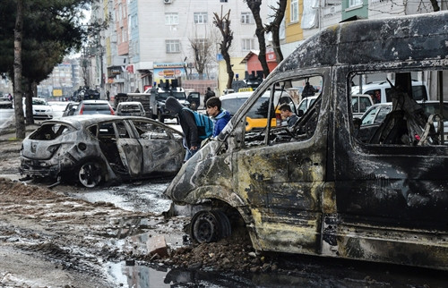 Ảnh (tư liệu):Lực lượng đặc nhiệm Thổ Nhĩ Kỳ điều tra tại hiện trường một vụ đánh bom ở Diyarbakir ngày 31/3. AFP/TTXVN