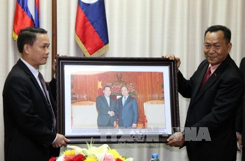 Tổng Giám đốc TTXVN Nguyễn Đức Lợi trao tặng Tổng Giám đốc KPL Sounthone Khanthavong bức ảnh lưu niệm. Ảnh: Phạm Kiên – P/V TTXVN tại Lào Tổng Giám đốc TTXVN Nguyễn Đức Lợi trao tặng Tổng Giám đốc KPL Sounthone Khanthavong bức ảnh lưu niệm. Ảnh: Phạm Kiên – P/V TTXVN tại Lào