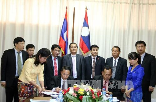 Tổng Giám đốc TTXVN Nguyễn Đức Lợi và Tổng Giám đốc KPL Sounthone Khanthavong ký Thỏa thuận hợp tác nghiệp vụ giai đoạn 2016 - 2020 sau khi kết thúc hội đàm. Ảnh: Phạm Kiên – P/V TTXVN tại Lào Tổng Giám đốc TTXVN Nguyễn Đức Lợi và Tổng Giám đốc KPL Sounthone Khanthavong ký Thỏa thuận hợp tác nghiệp vụ giai đoạn 2016 - 2020 sau khi kết thúc hội đàm. Ảnh: Phạm Kiên – P/V TTXVN tại Lào