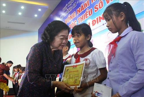 Nguyên Phó Chủ tịch nước Trương Mỹ Hoa, Chủ tịch Quỹ học bổng Vừ A Dính, Chủ nhiệm Câu lạc bộ "Vì Hoàng Sa – Trường Sa thân yêu", trao học bổng cho các em học sinh người dân tộc thiểu số tỉnh Bình Định. Ảnh: Nguyên Linh -TTXVN Nguyên Phó Chủ tịch nước Trương Mỹ Hoa, Chủ tịch Quỹ học bổng Vừ A Dính, Chủ nhiệm Câu lạc bộ "Vì Hoàng Sa – Trường Sa thân yêu", trao học bổng cho các em học sinh người dân tộc thiểu số tỉnh Bình Định. Ảnh: Nguyên Linh -TTXVN