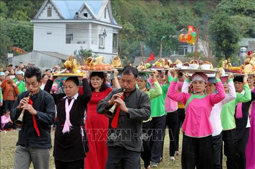 Thầy cúng thực hiện nghi lễ. Ảnh: Quốc Khánh - TTXVN Mâm lễ cầu mong mưa thuận gió hòa, mùa màng bội thu trong lễ xuống đồng đầu năm mới. Ảnh: Quốc Khánh - TTXVN Thầy cúng thực hiện nghi lễ cúng thần. Ảnh: Quốc Khánh - TTXVN Người dân giành lấy quả còn lấy may đầu năm. Ảnh: Quốc Khánh - TTXVN Thi đập niêu đất truyền thống. Ảnh: Quốc Khánh - TTXVN Người dân xã Quang Kim thi ném còn với mong muốn luôn được may mắn. Ảnh: Quốc Khánh - TTXVN Người dân Quang Kim thi cày, gieo những hạt giống đầu tiên xuống luống cày đầu năm, cầu mong một năm sản xuất thắng lợi. Ảnh: Quốc Khánh - TTXVN Thầy cúng thực hiện nghi lễ. Ảnh: Quốc Khánh - TTXVN Mâm lễ cầu mong mưa thuận gió hòa, mùa màng bội thu trong lễ xuống đồng đầu năm mới. Ảnh: Quốc Khánh - TTXVN Thầy cúng thực hiện nghi lễ cúng thần. Ảnh: Quốc Khánh - TTXVN Người dân giành lấy quả còn lấy may đầu năm. Ảnh: Quốc Khánh - TTXVN Thi đập niêu đất truyền thống. Ảnh: Quốc Khánh - TTXVN Người dân xã Quang Kim thi ném còn với mong muốn luôn được may mắn. Ảnh: Quốc Khánh - TTXVN Người dân Quang Kim thi cày, gieo những hạt giống đầu tiên xuống luống cày đầu năm, cầu mong một năm sản xuất thắng lợi. Ảnh: Quốc Khánh - TTXVN