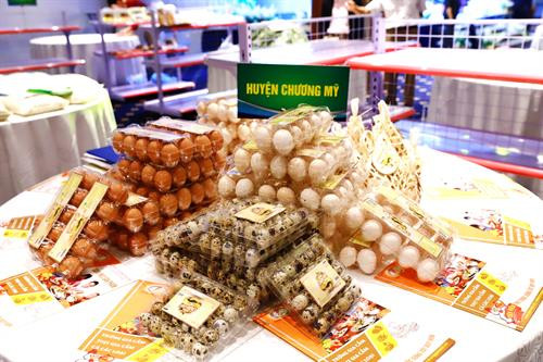 Một số sản phẩm nông sản thực phẩm tiểu biểu của Hà Nội được trưng bày tại hội nghị.