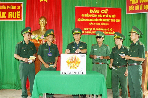 Sáng 21/5/2016, các đồn Biên phòng đóng trên địa bàn hai huyện biên giới Ea Súp và Buôn Đôn của tỉnh Đắk Lắk đồng loạt tổ chức bỏ phiếu bầu cử sớm đại biểu Quốc hội khoá XIV và đại biểu Hội đồng nhân dân các cấp tỉnh Đắk Lắk nhiệm kỳ (2016 – 2021). Các cử tri là cán bộ, chiến sĩ của các đồn biên phòng; Đồn Biên phòng 735, 737, 739, 741 thuộc ba xã biên giới của huyện Ea Súp và Đồn Biên phòng 743, 747, 749, Tiểu đoàn Huấn luyện - Cơ động thuộc xã Krôngna, huyện Buôn Đôn tham gia bỏ phiếu 100%. Trong ảnh: Cán bộ, chiến sỹ đồn Biên phòng Đắk Ruê 739 (Bộ đội Biên phòng tỉnh Đắk Lắk ) bỏ phiếu bàu. Ảnh: Dương Giang - TTXVN