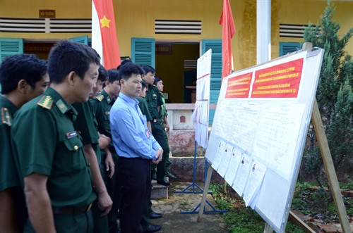 Sáng 21/5/2016, cử tri của 12 đồn Biên phòng và Tiểu đoàn Huấn luyện cơ động Bộ đội Biên phòng tỉnh Đắk Nông thực hiện bỏ phiếu sớm bầu cử Quốc hội khóa XIV và HĐND các cấp nhiệm kỳ 2016 -2021. Trong ảnh: Cử tri tham khảo thông tin các ứng cử viên trước khi bỏ phiếu. Ảnh: Ngọc Minh - TTXVN