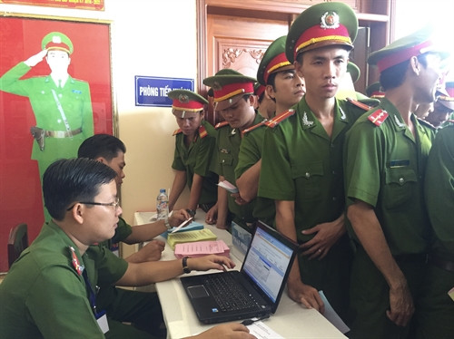 Sáng 21/5/2016, thành phố Cần Thơ tổ chức 5 điểm bầu cử sớm đại biểu Quốc hội khóa XIV và HĐND các cấp nhiệm kỳ 2016-2021. Hơn 5 nghìn cử tri là cán bộ chiến sĩ của Trung đoàn cảnh sát cơ động Tây Nam Bộ, công an thành phố Cần Thơ, Cảnh sát phòng cháy chữa cháy, công an quận Ninh Kiều, công an huyện Phong Điền đã thực hiện bỏ phiếu bầu cử. Trong ảnh: Cử tri trung đoàn cảnh sát cơ động Tây Nam bộ nhận phiếu bầu cử. Ảnh: Thanh Sang- TTXVN