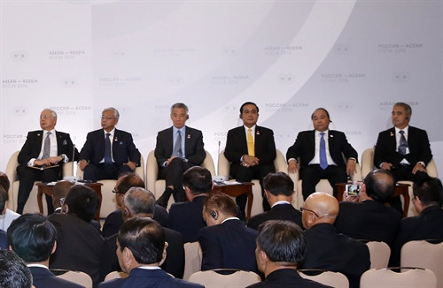 Chiều 20/5/2016, tại thành phố Sochi, Liên bang Nga, Thủ tướng Nguyễn Xuân Phúc dự Diễn đàn doanh nghiệp ASEAN - Nga. Trong ảnh: quang cảnh Diễn dàn Ảnh: Thống Nhất-TTXVN Chiều 20/5/2016, tại thành phố Sochi, Liên bang Nga, Thủ tướng Nguyễn Xuân Phúc dự Diễn đàn doanh nghiệp ASEAN - Nga. Trong ảnh: quang cảnh Diễn dàn Ảnh: Thống Nhất-TTXVN
