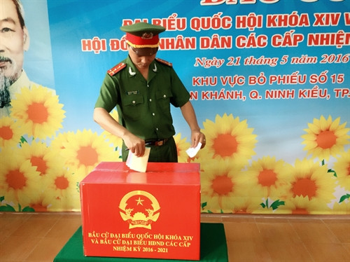 Cử tri trung đoàn cảnh sát cơ động Tây Nam bộ thực hiện bỏ phiếu . Ảnh: Thanh Sang- TTXVN