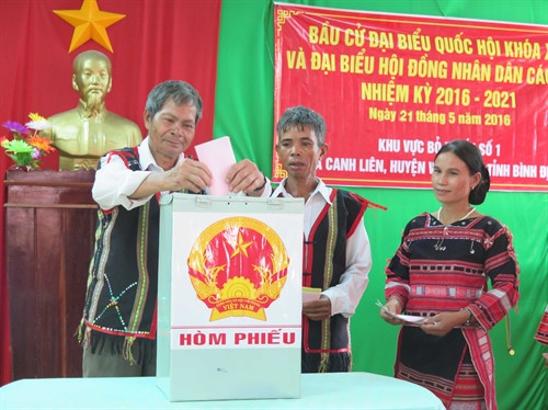 Cử tri ở xã Canh Liên, huyện Vân Canh (Bình Đinh) bỏ phiếu bầu.. Ảnh: Viết Ý- TTXVN