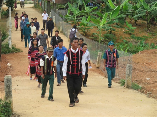 Ngày 21/5/2016, tỉnh Bình Định đã có 1.778 cử tri miền núi, vùng sâu vùng xa đi bầu cử Đại biểu Quốc hội khoá XIV và HĐND các cấp nhiệm kỳ 2016-2021. Trong đó, nhiều nhất là xã Canh Liên, huyện Vân Canh có 8 khu vực bầu cử với tổng số cử tri 1.557 người. Trong ảnh: bà con người Bana nô nức đi bầu cử sớm. Ảnh: Viết Ý- TTXVN