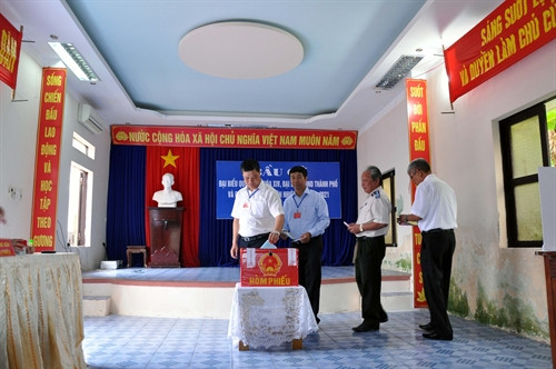 Ngày 21/5/2016, cử tri huyện đảo Bạch Long Vỹ (Hải Phòng) đã đến các điểm bỏ phiếu để lựa chọn bầu các đại biểu Quốc hội khóa XIV và Hội đồng nhân các cấp nhiệm kỳ 2016-2021. Ảnh: Minh Huệ- TTXVN