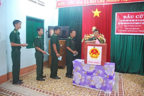 Sáng 21/5/2016, cử tri của 12 đồn Biên phòng và Tiểu đoàn Huấn luyện cơ động Bộ đội Biên phòng tỉnh Đắk Nông thực hiện bỏ phiếu sớm bầu cử Quốc hội khóa XIV và HĐND các cấp nhiệm kỳ 2016 -2021. Cán bộ, chiến sỹ đồn biên phòng Đắk Nhoong đi bỏ phiếu. Ảnh: Ngọc Minh- TTXVN