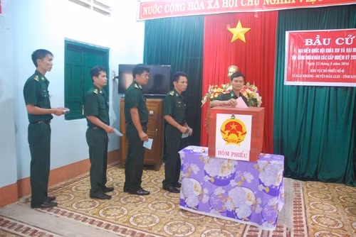 Sáng 21/5/2016, cử tri của 12 đồn Biên phòng và Tiểu đoàn Huấn luyện cơ động Bộ đội Biên phòng tỉnh Đắk Nông thực hiện bỏ phiếu sớm bầu cử Quốc hội khóa XIV và HĐND các cấp nhiệm kỳ 2016 -2021. Cán bộ, chiến sỹ đồn biên phòng Đắk Nhoong đi bỏ phiếu. Ảnh: Ngọc Minh- TTXVN