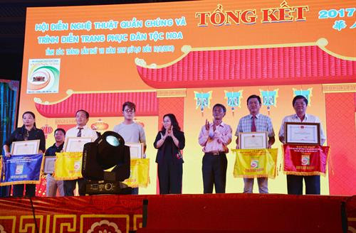 Trao giải nhất, nhì, ba phần hội diễn nghệ thuật quần chúng. Ảnh: Hoài Thu/TTXVN