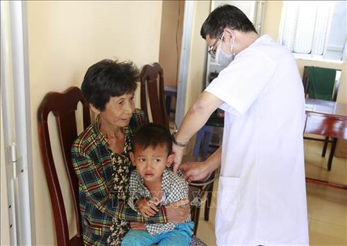 Bác sĩ Trạm xá quân dân y Vĩnh Gia khám bệnh cho người dân. Ảnh: Công Mạo-TTXVN Bác sĩ Trạm xá quân dân y Vĩnh Gia khám bệnh cho người dân. Ảnh: Công Mạo-TTXVN