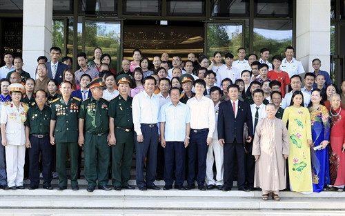 Phó Chủ tịch Quốc hội Đỗ Bá Tỵ chụp ảnh chung với các đại biểu. Ảnh: Phạm Kiên – TTXVN Phó Chủ tịch Quốc hội Đỗ Bá Tỵ chụp ảnh chung với các đại biểu. Ảnh: Phạm Kiên – TTXVN