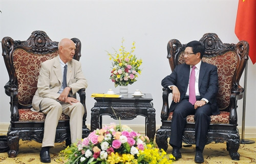 Phó Thủ tướng, Bộ trưởng Ngoại giao Phạm Bình Minh tiếp Đặc phái viên Thủ tướng Thụy Điển, ông Pierre Schori, sang thăm và làm việc tại Việt Nam. Ảnh: Nguyễn Khang – TTXVN Phó Thủ tướng, Bộ trưởng Ngoại giao Phạm Bình Minh tiếp Đặc phái viên Thủ tướng Thụy Điển, ông Pierre Schori, sang thăm và làm việc tại Việt Nam. Ảnh: Nguyễn Khang – TTXVN