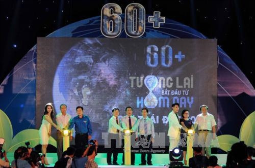 Các đại biểu thực hiện nghi thức tắt điện một giờ. Ảnh: An Hiếu - TTXVN Các đại biểu thực hiện nghi thức tắt điện một giờ. Ảnh: An Hiếu - TTXVN