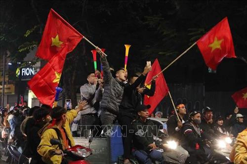 Hàng nghìn cổ động viên Việt Nam đổ ra đường ăn mừng chiến thắng tại tuyến phố Hàng Bài, Hà Nội. Ảnh: Thành Đạt - TTXVN Hàng nghìn cổ động viên Việt Nam đổ ra đường ăn mừng chiến thắng tại tuyến phố Hàng Bài, Hà Nội. Ảnh: Thành Đạt - TTXVN