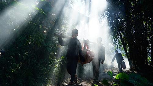 Nhà trai mổ lợn, chuẩn bị mang 100kg thịt đến nhà gái - Ảnh: Ngọc Bằng Bên nhà trai chuẩn bị cơm nước - Ảnh: Ngọc Bằng Nhà trai đưa đồ lễ gồm 6 người mang rượu thịt để nhà gái tổ chức lễ cưới mời anh em họ hàng trong làng tới dự đám cưới - Ảnh: Ngọc Bằng Phong tục té nước của nhà gái vào đoàn nhà trai với mong muốn hai vợ chồng hạnh phúc - Ảnh: Ngọc Bằng Nhà trai bàn giao rượu và thịt lợn cho nhà gái - Ảnh: Ngọc Bằng Ngày thứ hai, đoàn nhà trai mang lễ vật đến và dự cưới bên nhà gái - Ảnh: Ngọc Bằng Đoàn nhà gái té nước làm lễ cho nhà trai - Ảnh: Ngọc Bằng Họ hàng ăn uống vui vẻ - Ảnh: Ngọc Bằng Giao lễ vật - Ảnh: Ngọc Bằng Thầy cúng làm lễ - Ảnh: Ngọc Bằng Chuẩn bị trang phục cho cô dâu - Ảnh: Ngọc Bằng Cô dâu được bế lên ngựa để về nhà trai - Ảnh: Ngọc Bằng Chú rể quỳ làm lễ khi hai vợ chồng về nhà trai - Ảnh: Ngọc Bằng Chú rể cởi khăn bịt mặt cho cô dâu - Ảnh: Ngọc Bằng Đám cưới tổ chức tại nhà trai rất vui vẻ - Ảnh: Ngọc Bằng