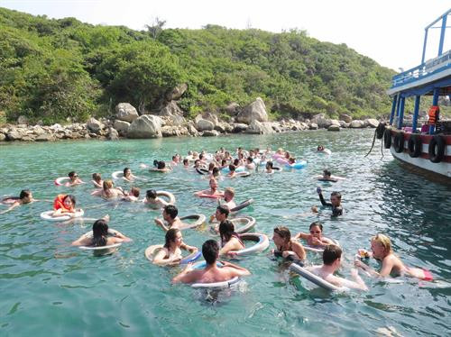 Du khách hòa mình trong làn nước mát lành giữa vịnh Nha Trang. Ảnh: Tiên Minh – TTXVN Du khách hòa mình trong làn nước mát lành giữa vịnh Nha Trang. Ảnh: Tiên Minh – TTXVN