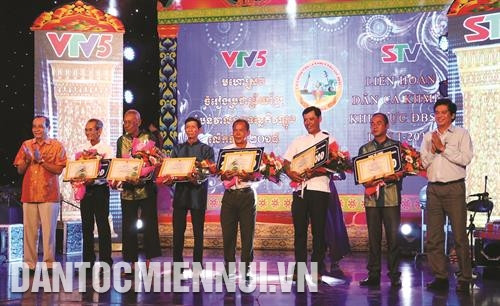 Liên hoan dân ca Khmer khu vực Đồng bằng sông Cửu Long lần thứ I - 2018 do Ban Truyền hình tiếng dân tộc - Đài Truyền hình Việt Nam (VTV5) và Đài Phát thanh và Truyền hình tỉnh Sóc Trăng phối hợp tổ chức. Ảnh: Trung Hiếu Liên hoan dân ca Khmer khu vực Đồng bằng sông Cửu Long lần thứ I - 2018 do Ban Truyền hình tiếng dân tộc - Đài Truyền hình Việt Nam (VTV5) và Đài Phát thanh và Truyền hình tỉnh Sóc Trăng phối hợp tổ chức. Ảnh: Trung Hiếu