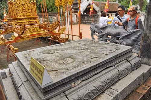 Bảo vật Quốc gia này hướng vào đền vua Đinh Tiên Hoàng, là một công trình kiến trúc độc đáo trong nghệ thuật chạm khắc gỗ ở thế kỷ 17 Du khách nước ngoài chiêm ngưỡng Long sàng - Bảo vật quốc gia. Ảnh: Minh Đức - TTXVN Long sàng vẫn còn tương đối nguyên vẹn, với những nét chạm khắc tinh xảo, thể hiện nét tài hoa của những người thợ điêu khắc xưa. Ảnh: Minh Đức - TTXVN