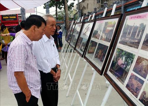 Du khách thập phương tham quan trưng bày ảnh chụp về di sản văn hóa tỉnh Hà Nam. Ảnh Đại Nghĩa - TTXVN Du khách thập phương tham quan trưng bày ảnh chụp về di sản văn hóa tỉnh Hà Nam. Ảnh Đại Nghĩa - TTXVN
