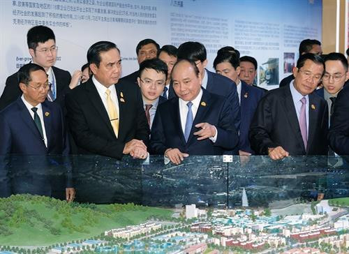 Thủ tướng Nguyễn Xuân Phúc thăm Triển lãm ảnh thành tựu Mê Công - Lan Thương bên lề Hội nghị Cấp cao Hợp tác Mê Công - Lan Thương lần thứ hai. Ảnh: Thống Nhất - TTXVN Thủ tướng Nguyễn Xuân Phúc thăm Triển lãm ảnh thành tựu Mê Công - Lan Thương bên lề Hội nghị Cấp cao Hợp tác Mê Công - Lan Thương lần thứ hai. Ảnh: Thống Nhất - TTXVN