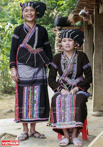 Người Lự và nét thời trang hiện đại trong trang phục truyền thống ảnh 3 Người Lự và nét thời trang hiện đại trong trang phục truyền thống ảnh 3