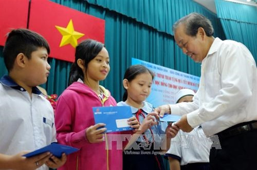 Phó Thủ tướng thường trực Trương Hòa Bình trao các suất học bổng cho con em đồng bào người Chăm trên địa thành phố. Ảnh: Thế Anh-TTXVN Phó Thủ tướng thường trực Trương Hòa Bình trao các suất học bổng cho con em đồng bào người Chăm trên địa thành phố. Ảnh: Thế Anh-TTXVN