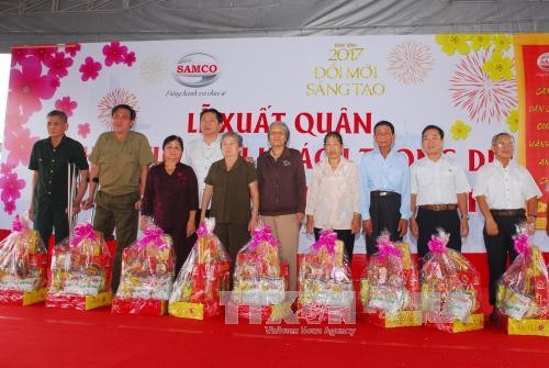 Bí thư Thành ủy Đinh La Thăng tặng quà cho các gia đình chính sách quận Bình Tân tại Bến xe Miền Tây. Ảnh: Mạnh Linh-TTXVN