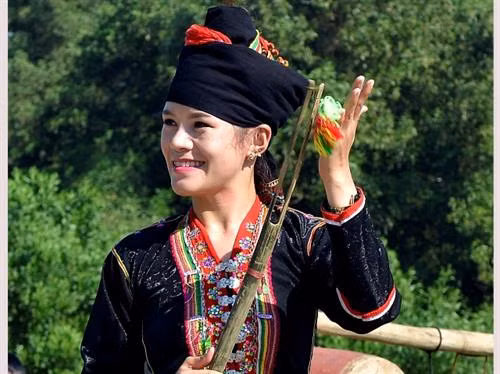 Phụ nữ Khơ Mú độc tấu đao đao.