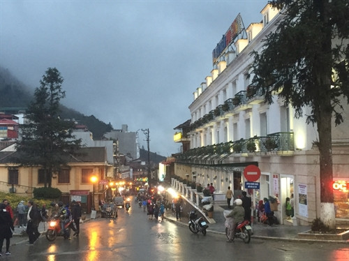 Chiều muộn, đường vào khu mua sắm của thị trấn lên đèn như chào đón...