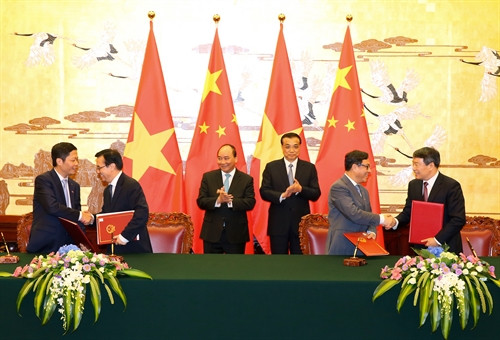 Thủ tướng Nguyễn Xuân Phúc và Thủ tướng Trung Quốc Lý Khắc Cường chứng kiến lễ ký các văn kiện hợp tác giữa hai nước. Ảnh: Thống Nhất – TTXVN Thủ tướng Nguyễn Xuân Phúc và Thủ tướng Trung Quốc Lý Khắc Cường chứng kiến lễ ký các văn kiện hợp tác giữa hai nước. Ảnh: Thống Nhất – TTXVN