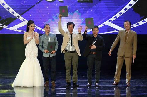 Các đạo diễn phim xuất sắc nhận giải tại liên hoan phim. Ảnh: Trần Lê Lâm - TTXVN