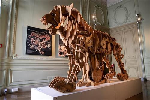 Mô hình chú sư tử máy được trưng bày tại Bảo tàng Viện Văn hóa Italy ở Paris, Pháp, ngày 11/9. Ảnh: AFP/TTXVN Mô hình chú sư tử máy được trưng bày tại Bảo tàng Viện Văn hóa Italy ở Paris, Pháp, ngày 11/9. Ảnh: AFP/TTXVN