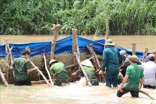 Lực lượng Công an, Quân đội cùng người dân khắc phục sự cố vỡ đê Quảng Điền. ảnh: Tuấn Anh – TTXVN Lực lượng Công an, Quân đội cùng người dân khắc phục sự cố vỡ đê Quảng Điền. ảnh: Tuấn Anh – TTXVN