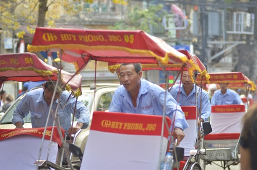 Hà Nội hiện có 4 đội xích lô được cấp phép, các tài xế hoạt động theo quy định chặt chẽ của công ty. Những tài xế xích lô khi tác nghiệp phải mặc đồng phục của đơn vị mình.