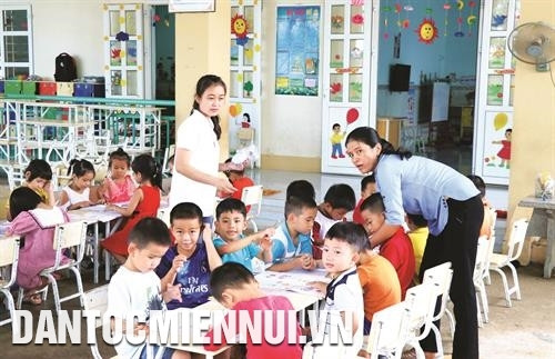 Công tác giáo dục cho đồng bào dân tộc thiểu số, trong đó có việc dạy tiếng nói và chữ viết của các dân tộc thiểu số trên địa bàn huyện Ninh Hải đã đạt được nhiều dấu ấn quan trọng. Ảnh: Công Thử Đồng bào dân tộc ở xã Vĩnh Hải chăm sóc giống nho mới NH 01-152. Ảnh: Công Thử Chăn nuôi gia súc có sừng là lợi thế kinh tế của xã Xuân Hải. Ảnh: Công Thử Đưa nước sinh hoạt về với đồng bào dân tộc ở xã Vĩnh Hải. Ảnh: Công Thử Công tác giáo dục cho đồng bào dân tộc thiểu số, trong đó có việc dạy tiếng nói và chữ viết của các dân tộc thiểu số trên địa bàn huyện Ninh Hải đã đạt được nhiều dấu ấn quan trọng. Ảnh: Công Thử Đồng bào dân tộc ở xã Vĩnh Hải chăm sóc giống nho mới NH 01-152. Ảnh: Công Thử Chăn nuôi gia súc có sừng là lợi thế kinh tế của xã Xuân Hải. Ảnh: Công Thử Đưa nước sinh hoạt về với đồng bào dân tộc ở xã Vĩnh Hải. Ảnh: Công Thử