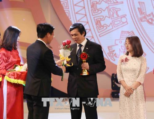 Đồng chí Võ Văn Thưởng, Ủy viên Bộ Chính trị, Bí thư Trung ương Đảng, Trưởng Ban Tuyên giáo Trung ương trao giải A cho tác giả Lê Trí Dũng Thông tấn xã Việt Nam. Ảnh: Phương Hoa-TTXVN Đồng chí Võ Văn Thưởng, Ủy viên Bộ Chính trị, Bí thư Trung ương Đảng, Trưởng Ban Tuyên giáo Trung ương trao giải A cho tác giả Lê Trí Dũng Thông tấn xã Việt Nam. Ảnh: Phương Hoa-TTXVN