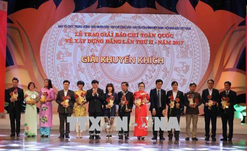 Tổng Giám đốc Đài truyền hình Việt Nam Trần Bình Minh và Tổng Giám đốc Đài Tiếng nói Việt Nam Nguyễn Thế Kỷ trao giải khuyến khích cho các tác giả. Ảnh: Phương Hoa - TTXVN Tổng Giám đốc Đài truyền hình Việt Nam Trần Bình Minh và Tổng Giám đốc Đài Tiếng nói Việt Nam Nguyễn Thế Kỷ trao giải khuyến khích cho các tác giả. Ảnh: Phương Hoa - TTXVN