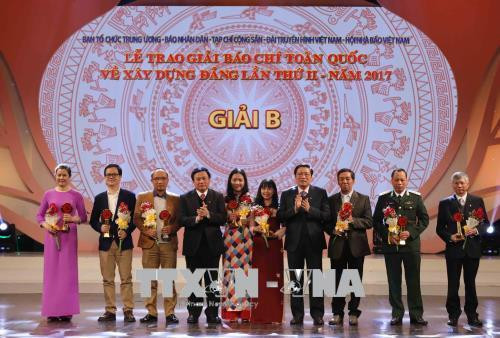 Bí thư Trung ương Đảng, Trưởng Ban Nội chính Trung ương Phan Đình Trạc và Bí thư Trung ương Đảng, Giám đốc Học viên Chính trị Quốc gia Hồ Chí Minh Nguyễn Xuân Thắng trao giải B cho các tác giả. Ảnh: Phương Hoa - TTXVN Bí thư Trung ương Đảng, Trưởng Ban Nội chính Trung ương Phan Đình Trạc và Bí thư Trung ương Đảng, Giám đốc Học viên Chính trị Quốc gia Hồ Chí Minh Nguyễn Xuân Thắng trao giải B cho các tác giả. Ảnh: Phương Hoa - TTXVN