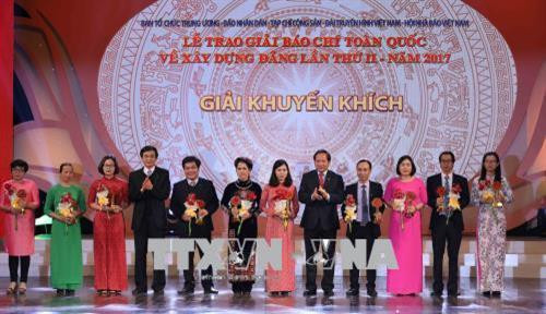Đồng chí Trương Minh Tuấn, Bộ trưởng Bộ Thông tin và Truyền thông trao giải Khuyến khích cho các tác giải đoạt giải. Ảnh: Phương Hoa - TTXVN Đồng chí Trương Minh Tuấn, Bộ trưởng Bộ Thông tin và Truyền thông trao giải Khuyến khích cho các tác giải đoạt giải. Ảnh: Phương Hoa - TTXVN