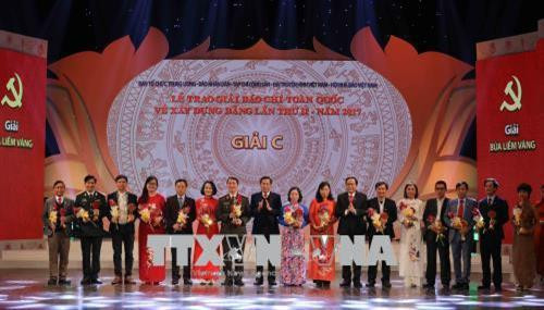 Chủ tịch Ủy ban Trung ương Mặt trận Tổ quốc Việt Nam Trần Thanh Mẫn và Tổng Biên tập Báo Nhân dân Thuận Hữu trao giải C cho các tác giả. Ảnh: Phương Hoa - TTXVN Chủ tịch Ủy ban Trung ương Mặt trận Tổ quốc Việt Nam Trần Thanh Mẫn và Tổng Biên tập Báo Nhân dân Thuận Hữu trao giải C cho các tác giả. Ảnh: Phương Hoa - TTXVN