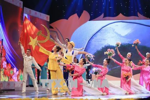 Tiết mục văn nghệ chào mừng tại buổi lễ. Ảnh: Minh Quyết – TTXVN Tiết mục văn nghệ chào mừng tại buổi lễ. Ảnh: Minh Quyết – TTXVN