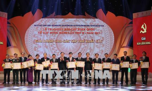 Đồng chí Nguyễn Văn Bình, Ủy viên Bộ Chính trị, Bí thư Trung ương Đảng, Trưởng Ban Kinh tế Trung ương và đồng chí Nguyễn Hòa Bình, Bí thư Trung ương Đảng, Chánh án Tòa án Nhân dân Tối cao trao giải cho các đơn vị có thành tích xuất sắc đóng góp cho giải Báo chí toàn quốc về xây dựng Đảng lần thứ hai - năm 2017. Ảnh: Phương Hoa - TTXVN Đồng chí Nguyễn Văn Bình, Ủy viên Bộ Chính trị, Bí thư Trung ương Đảng, Trưởng Ban Kinh tế Trung ương và đồng chí Nguyễn Hòa Bình, Bí thư Trung ương Đảng, Chánh án Tòa án Nhân dân Tối cao trao giải cho các đơn vị có thành tích xuất sắc đóng góp cho giải Báo chí toàn quốc về xây dựng Đảng lần thứ hai - năm 2017. Ảnh: Phương Hoa - TTXVN