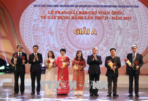 Đồng chí Trần Quốc Vượng, Ủy viên Bộ Chính trị, Thành viên Thường trực Ban Bí thư, Chủ nhiệm Ủy ban Kiểm tra Trung ương và đồng chí Võ Văn Thưởng, Ủy viên Bộ Chính trị, Bí thư Trung ương Đảng, Trưởng Ban Tuyên giáo Trung ương trao giải A cho các tác giả đoạt giải . Ảnh: Phương Hoa – TTXVN Đồng chí Trần Quốc Vượng, Ủy viên Bộ Chính trị, Thành viên Thường trực Ban Bí thư, Chủ nhiệm Ủy ban Kiểm tra Trung ương và đồng chí Võ Văn Thưởng, Ủy viên Bộ Chính trị, Bí thư Trung ương Đảng, Trưởng Ban Tuyên giáo Trung ương trao giải A cho các tác giả đoạt giải . Ảnh: Phương Hoa – TTXVN